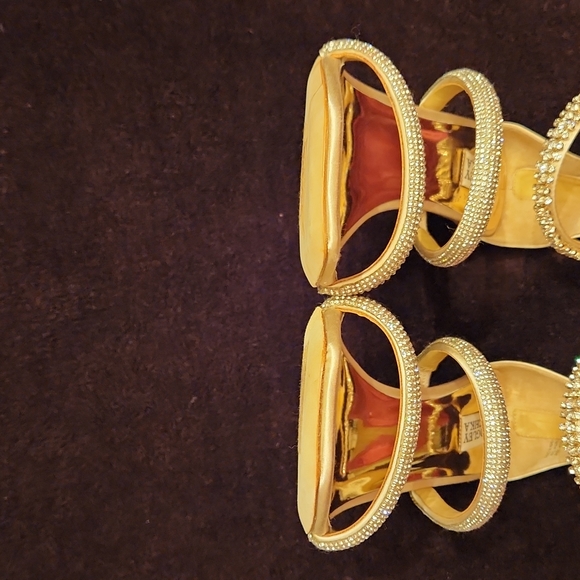 Badgley Mischka Ivory Satin Heels - Picture 12 of 13